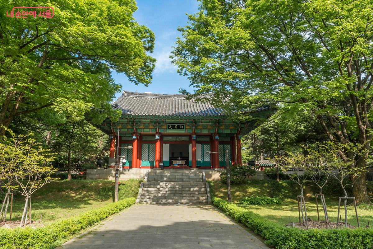 세조에 의해 왕의 자리를 빼앗긴 단종의 복위를 도모하다 죽은 여섯 신하의 충정을 기리는 사육신 사당