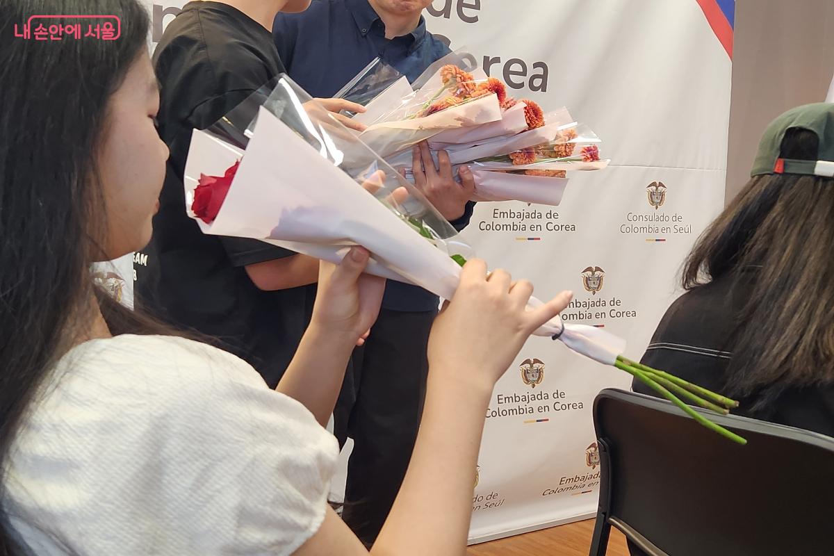 행사 참여자들에게 전달된 콜롬비아산 장미 ⓒ윤혜숙