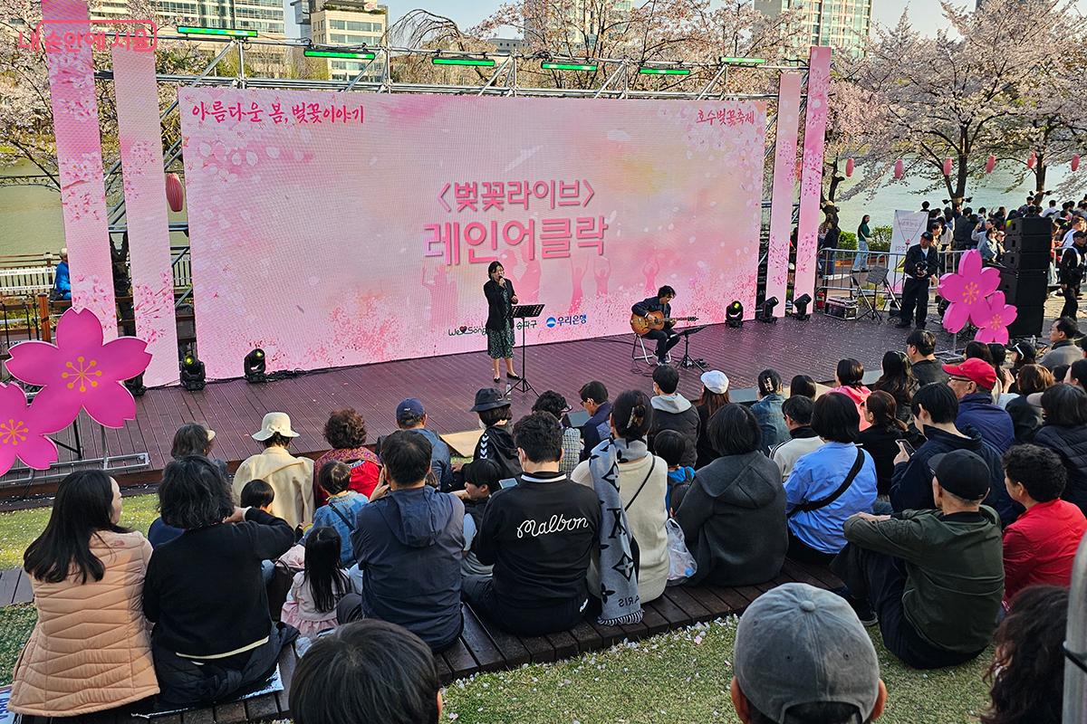 버스킹 공연은 벚꽃 풍경과 자연스럽게 어우러져 축제 분위기를 더욱 풍성하게 만들었다. ©이혜숙