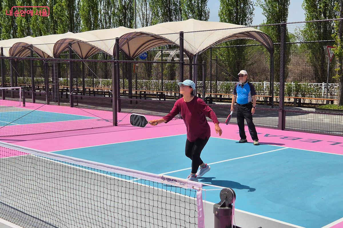 구멍이 숭숭 뚫린 가벼운 와플볼이 단단한 패들에 맞을 때마다 경쾌한 리듬이 울려 퍼진다. &copy;백승훈