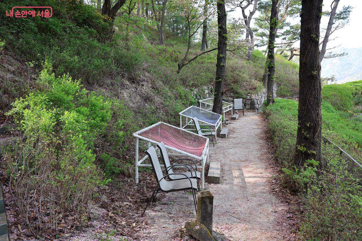 박물관 야외 전시장을 바라보며 쉴 수 있는 '멍 때리는 터' &copy;박우영  