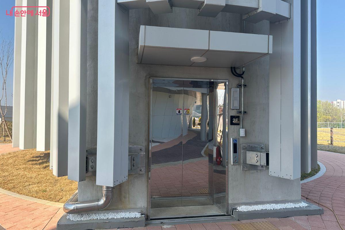 전망대 엘리테이터 입구 &copy;김재형