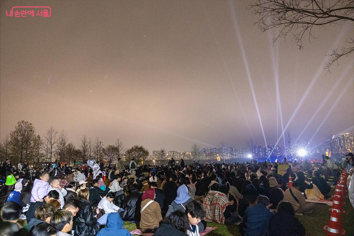 쌀쌀한 날씨에도 불구하고 많은 시민들이 드론쇼를 관람하기 위해 모였다. ©장신자