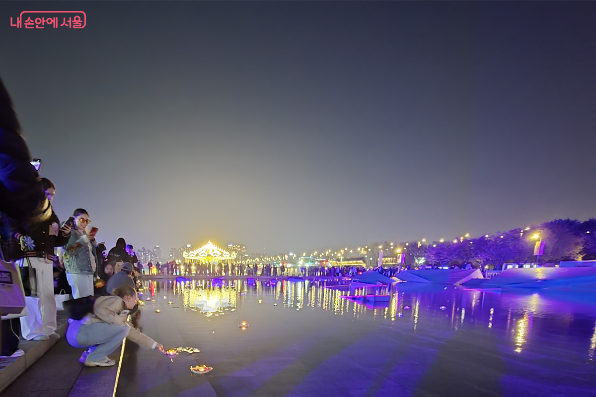 연꽃을 물위에 뛰우며 소원을 빌며 축제를 즐기는 시민과 외국관광객 &copy;장미화