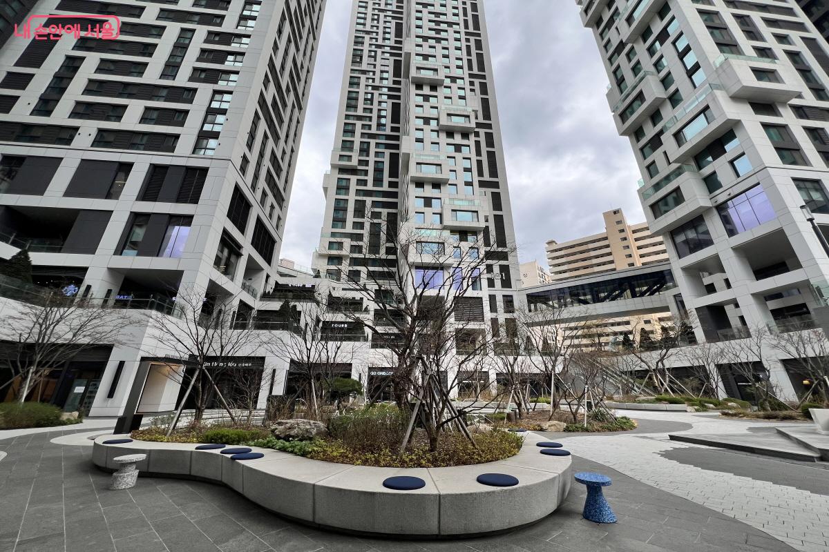 도서관 출입문 앞 공원은 마천루 사이에 깊이 자리해 더  독특한 공간이다. &copy;박지영