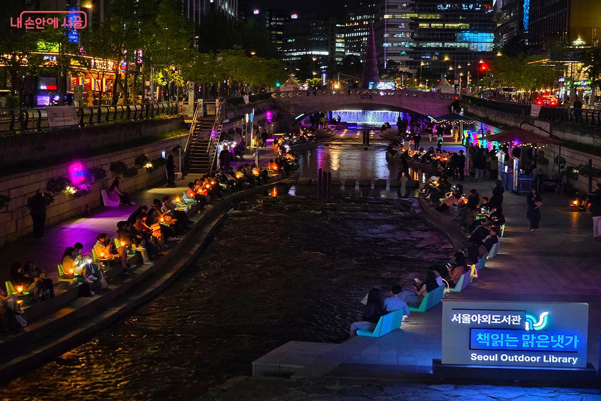 물소리 흐르는 청계천, 감성 가득한 책읽는 맑은 냇가의 밤 &copy;양순남