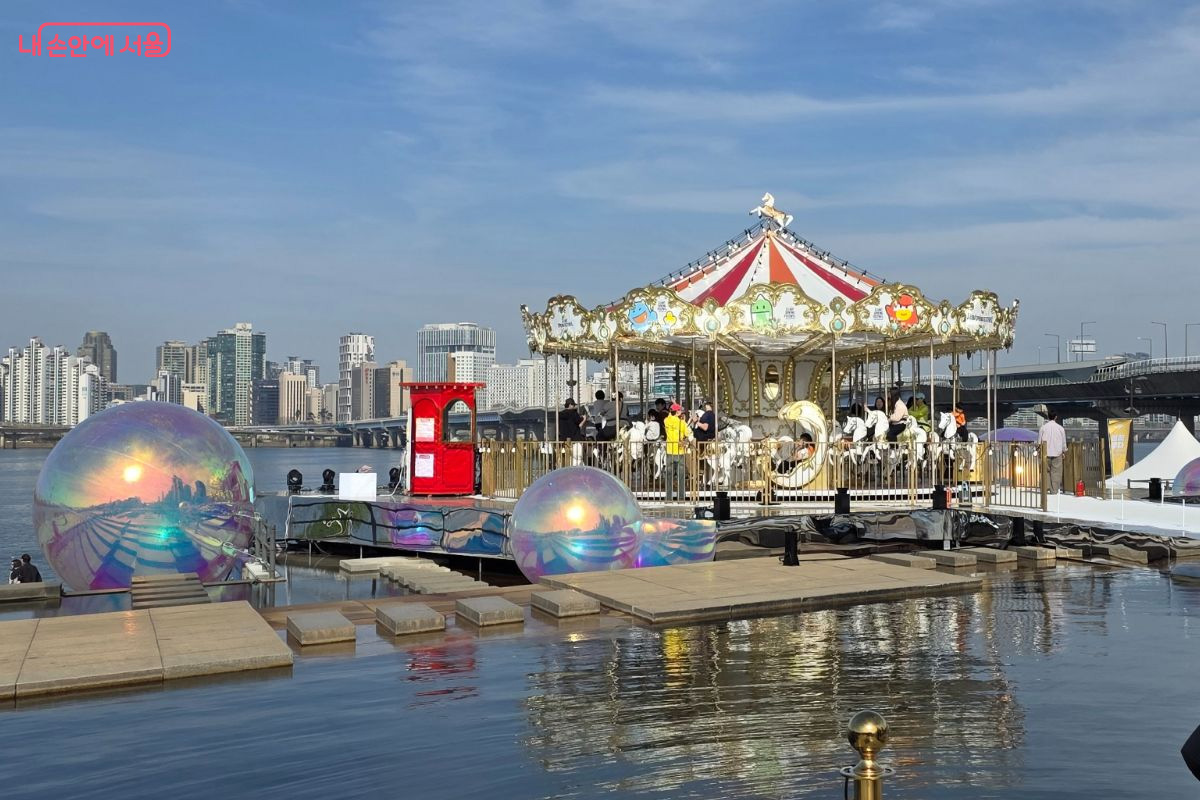 회전목마를 타며 한강을 바라보니 저 멀리 남산타워까지 보였다.