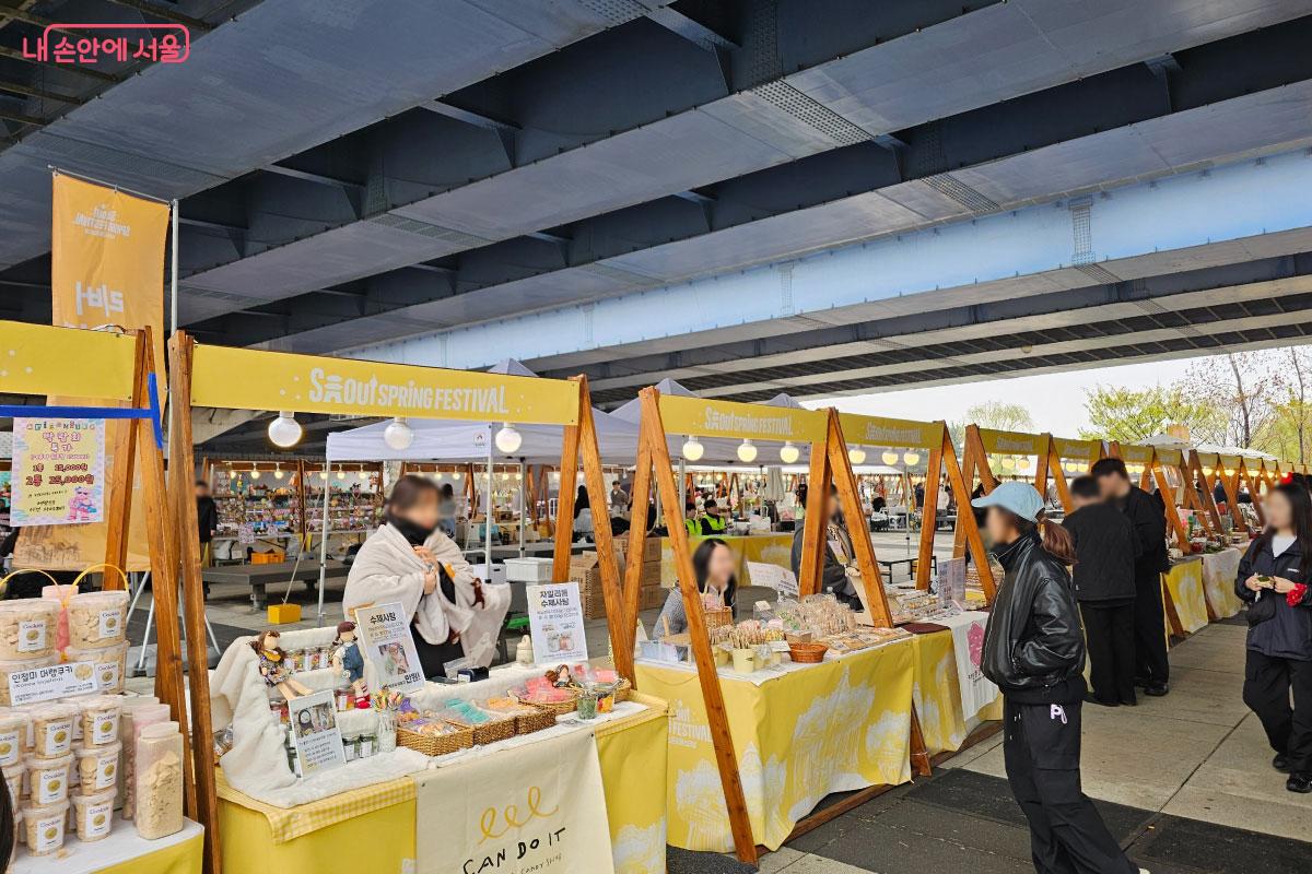 여러 업체들이 참가한 플리마켓