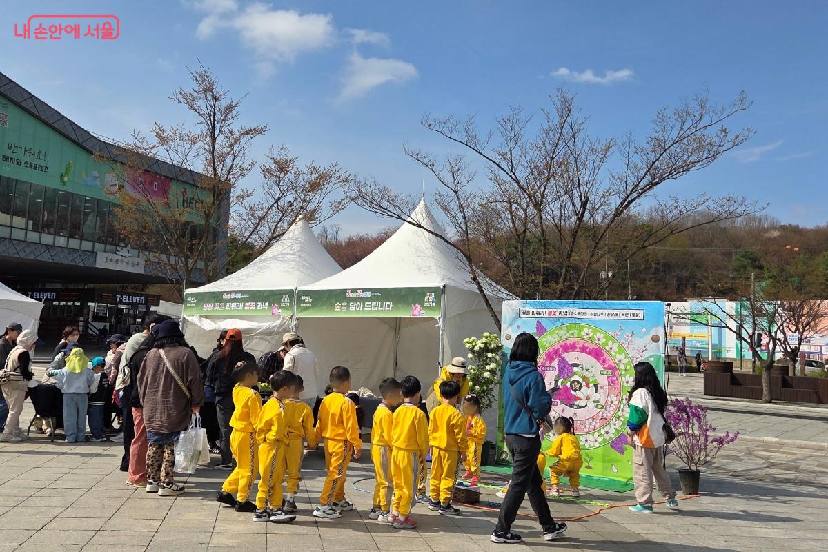 어린이들도 봄꽃 과녁을 맞추고, 꽃씨 볼을 만들 수 있었다. &copy;김미선