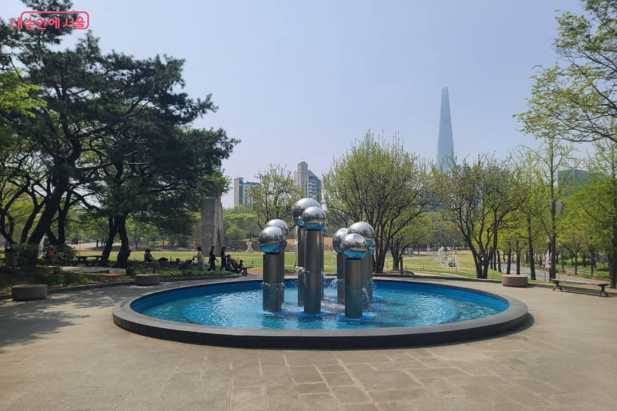 조각공원을 바라보는 분수대 &copy;김미정