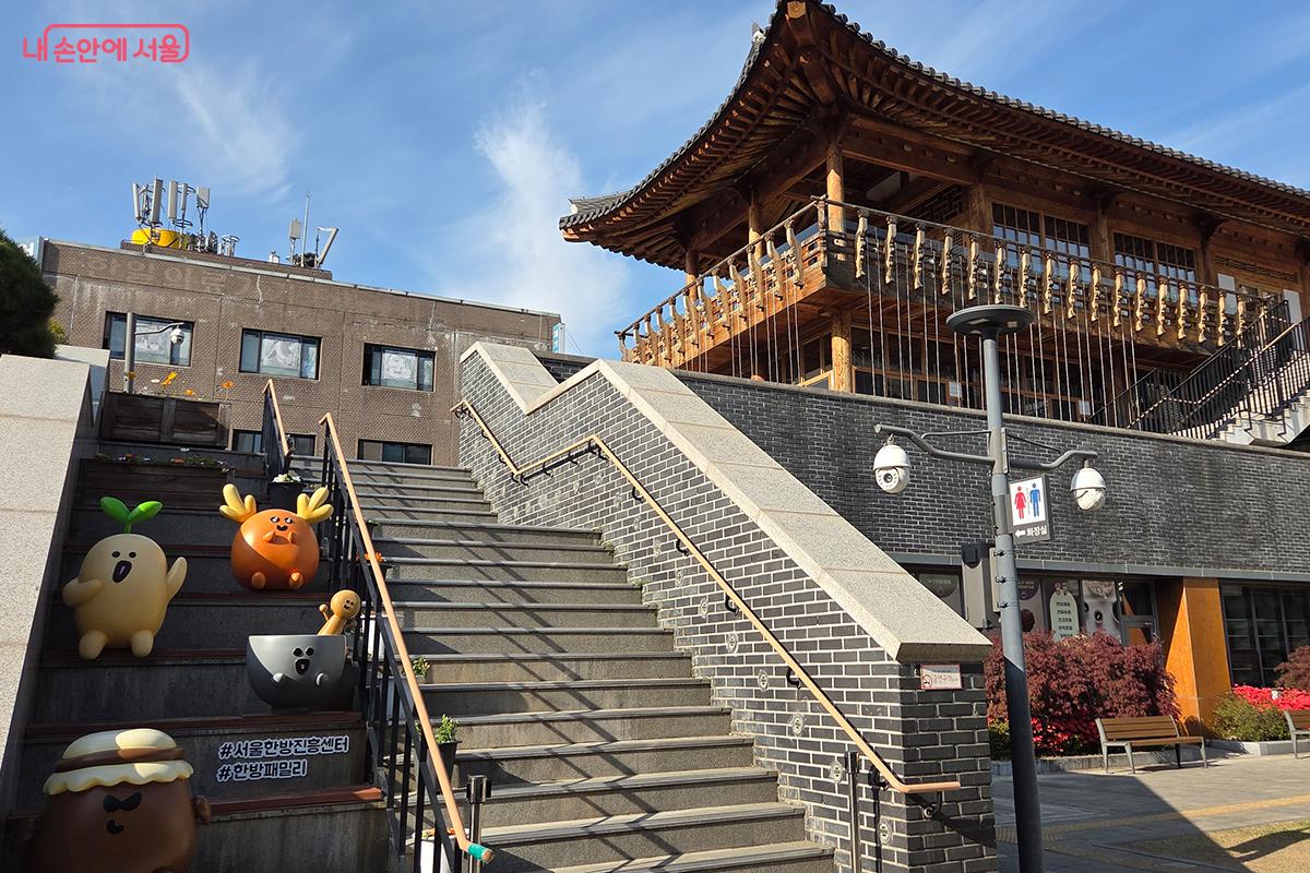 귀여운 한방 캐릭터 조형물이 시민들을 맞이하며 전통의학에 대한 친근함을 더한다. &copy;이다현