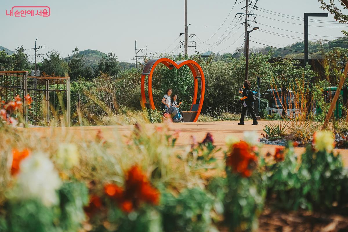 다채로운 꽃들이 만발한 정원을 배경으로 소중한 추억을 남기는 시민들 &copy;김성무