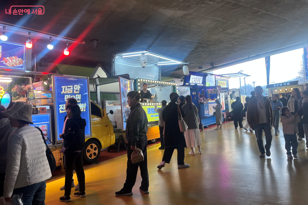 푸드트럭 앞 시민들로 붐비는 양재천 벚꽃등축제 현장 &copy;김연희