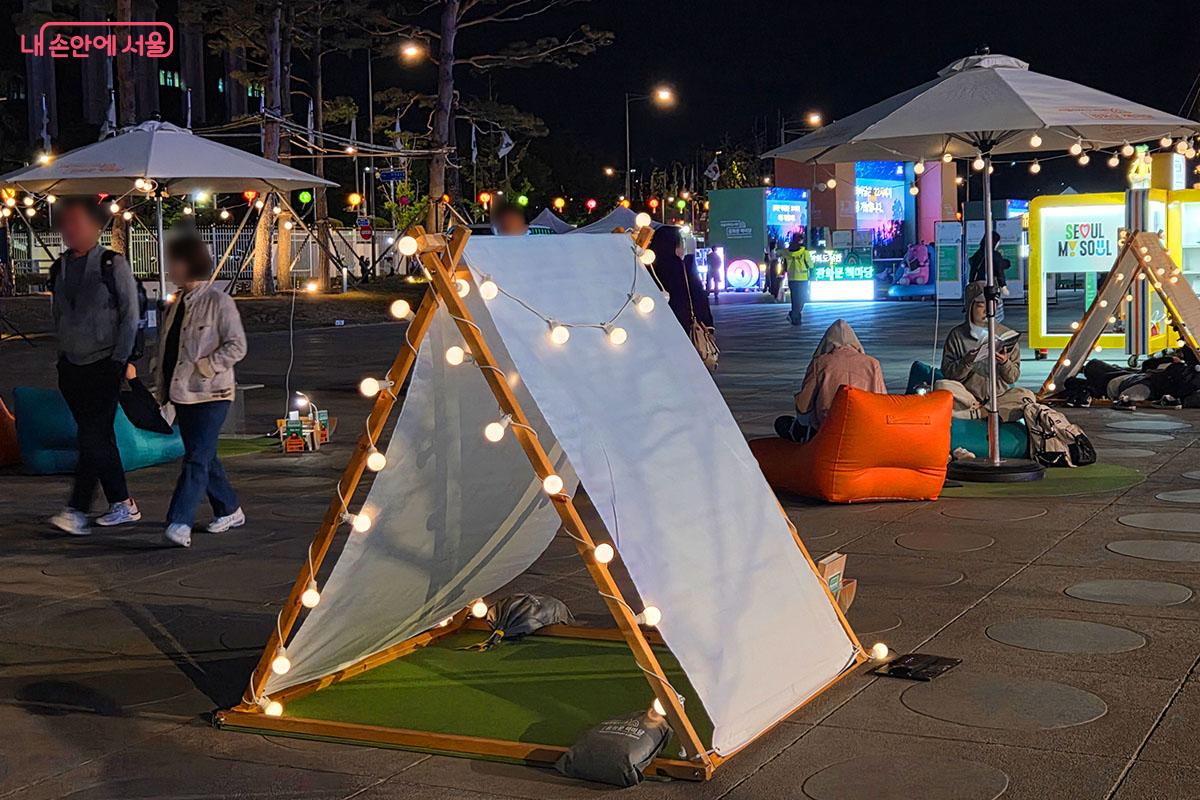 불을 밝히는 전구와 조명으로 야간까지 운영되는 광화문 책마당 &copy;이다현