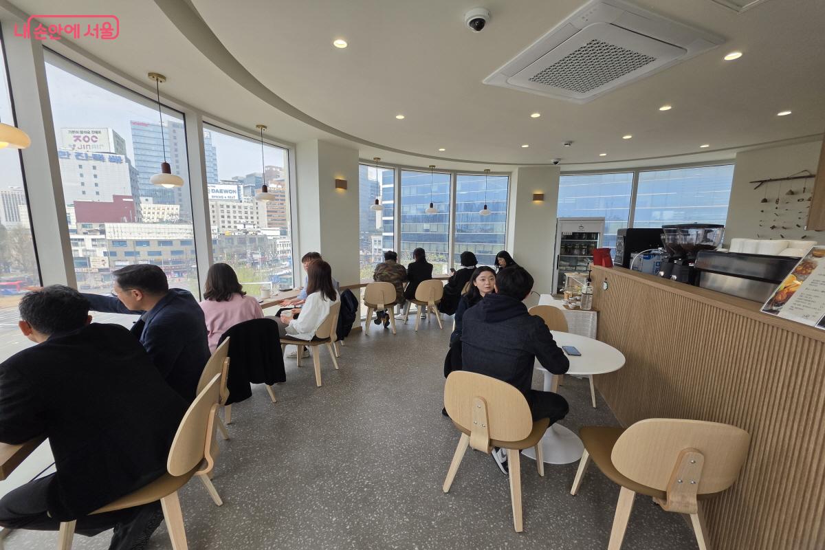 손님들로 가득한 &lsquo;카페 이음&rsquo; &copy;조송연