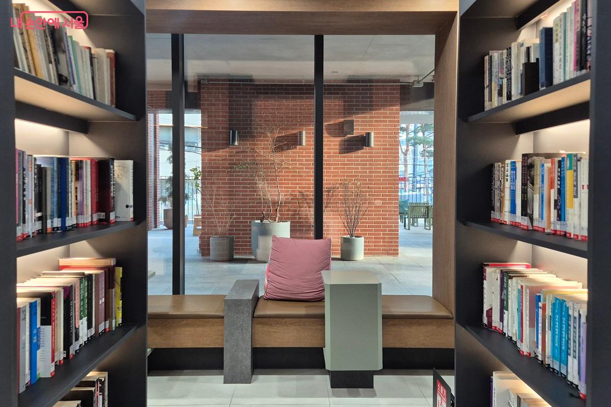 연극과 관련된 다양한 책들이 비치되어 있다. &copy;마가은