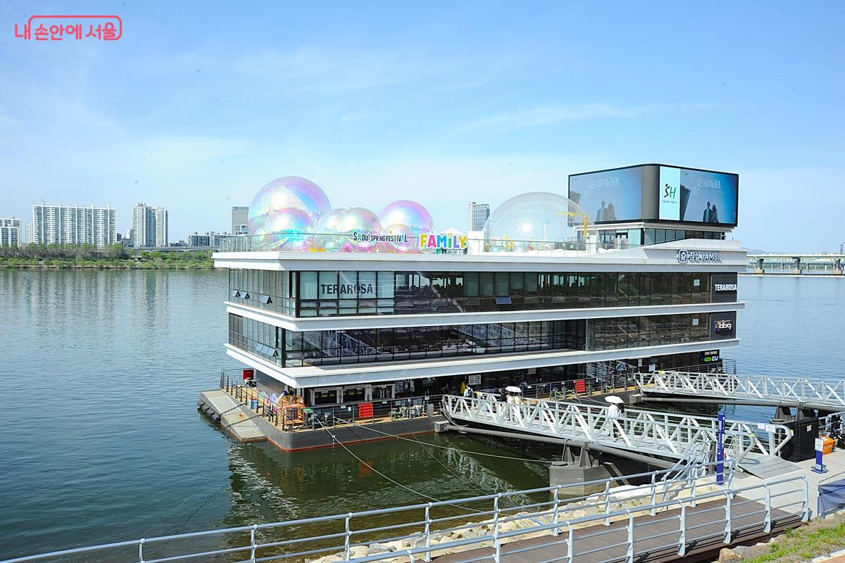 &lsquo;7 이모션스&rsquo;의 테마를 &lsquo;패밀리(Family)&rsquo;로 정한 잠실선착장 &copy;조수봉