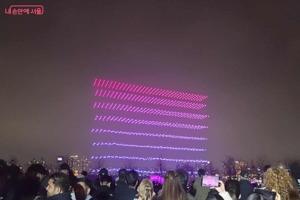 하늘 위로 떠오른 드론들이 정렬을 이루며 드론쇼의 시작을 알리고 있다. ⓒ최현우