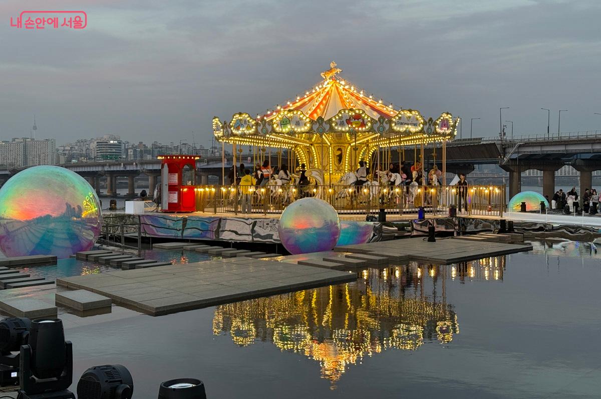 저녁이면 조명과 함께 더 아름다운 풍경을 선사하는 한강 회전목마 ⓒ박소예