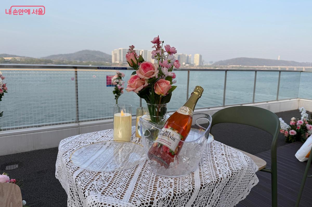 선셋파티에 참여하니 각 테이블에는 무알콜 샴페인이 준비되어 있었다. ⓒ박소예