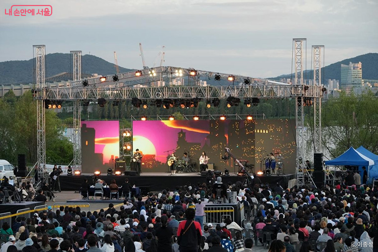 &lsquo;2025 한강 대학가요제&rsquo;가 열린  뚝섬한강공원 수변무대