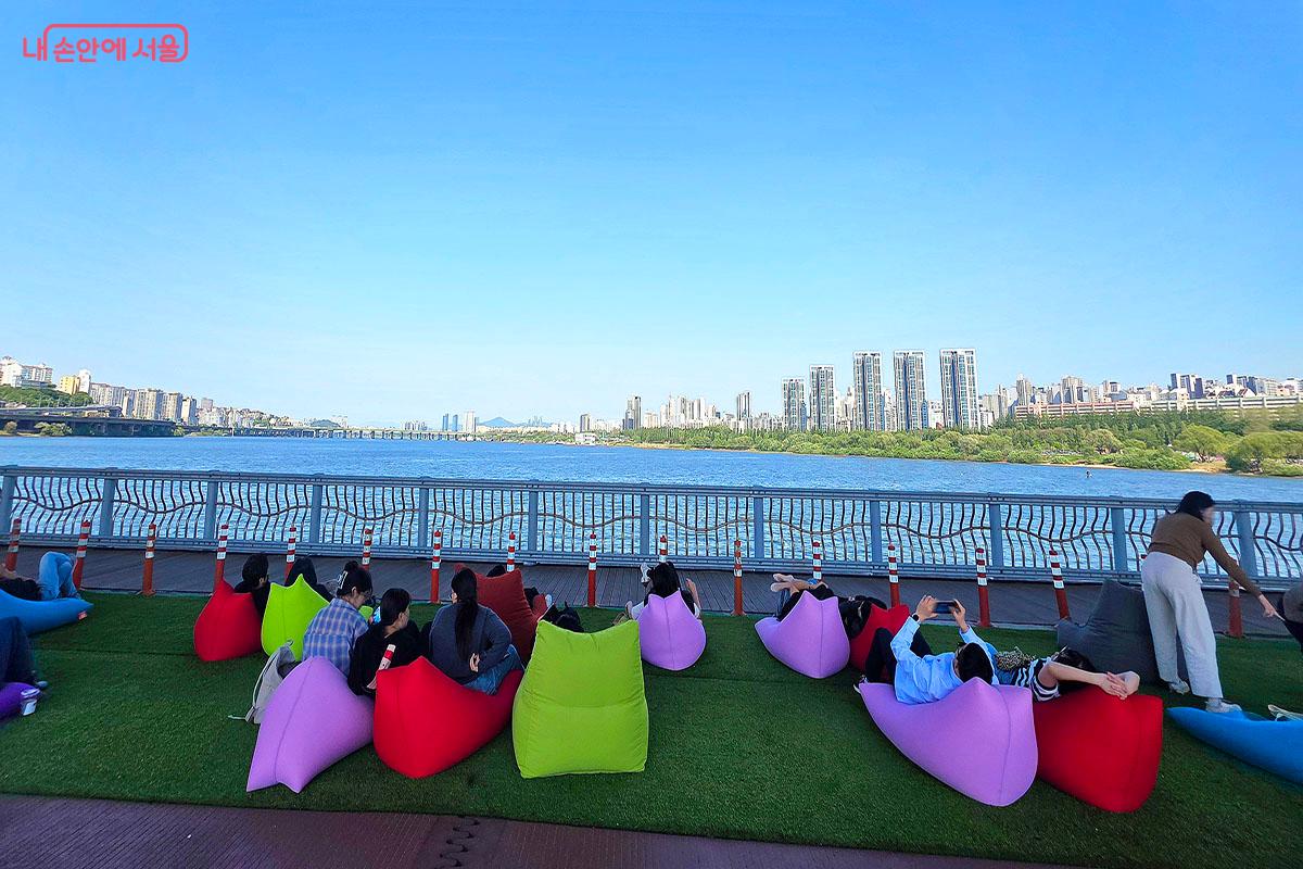 빈백에 누워 즐기는 여유로운 &lsquo;달빛무지개쉼터&rsquo; &copy;이정민