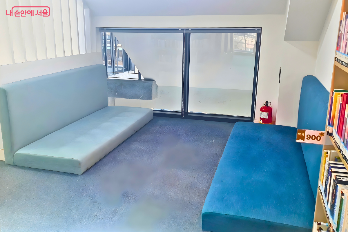  4층 제1열람실 한구석에 마련된 아늑한 소파 공간이다. 하얀 벽면과 푸른색 카펫이 깔린 바닥 사이에 푹신한 소파 좌석이 마주 보게 배치되어 있어 다락방 같은 편안한 분위기를 선사한다. 소파 옆 서가에는 '역사 900' 분류의 도서들이 꽂혀 있어 이용객이 손쉽게 책을 꺼내어 휴식을 취하며 독서할 수 있는 공간이다.