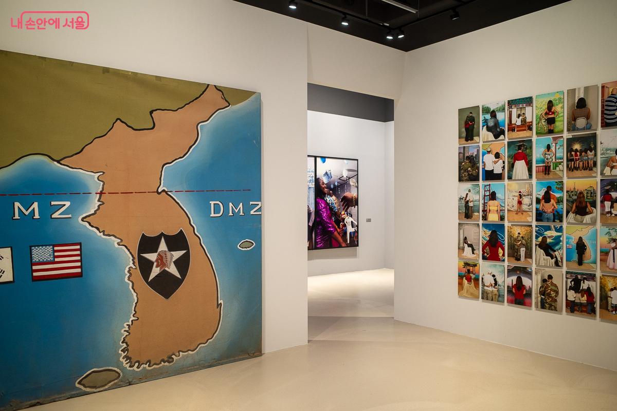 한국으로 이주한 다양한 이주민의 삶이 교차하는 최원준 작가의 작품들 &copy;이란