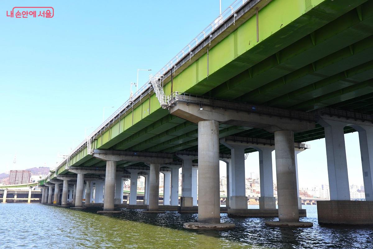 구교와 신교의 교각이 공존, 원형 기둥과 사각형 기둥이 혼재된 한남대교 독특한 하부 풍경 ⓒ이봉덕