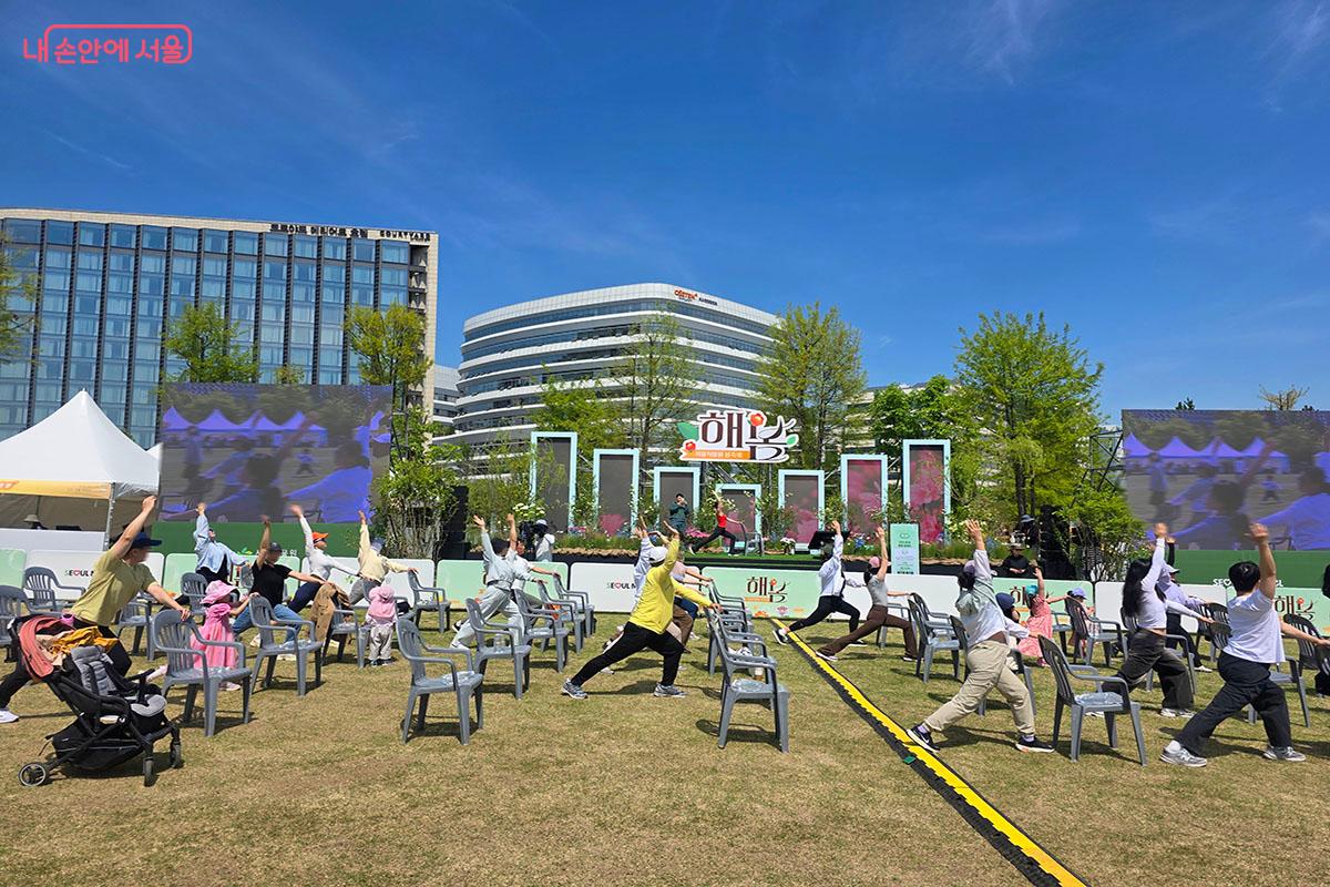 서울식물원 해봄축제 잔디광장에서 즐기는 바레 운동ⓒ양순남