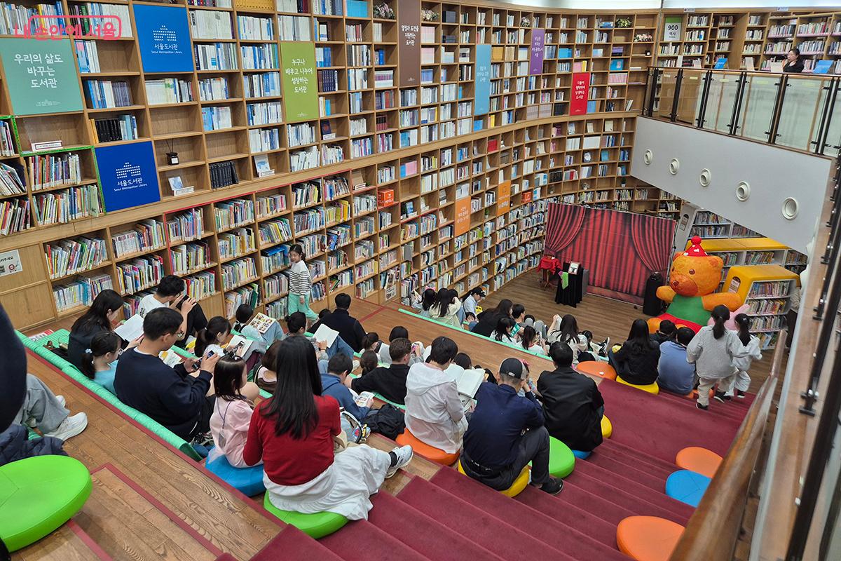 행사가 열린 도서관 1~2층을 연결하는 탁 트인 계단식 열람 공간 &lsquo;생각마루&rsquo; &copy;정향선