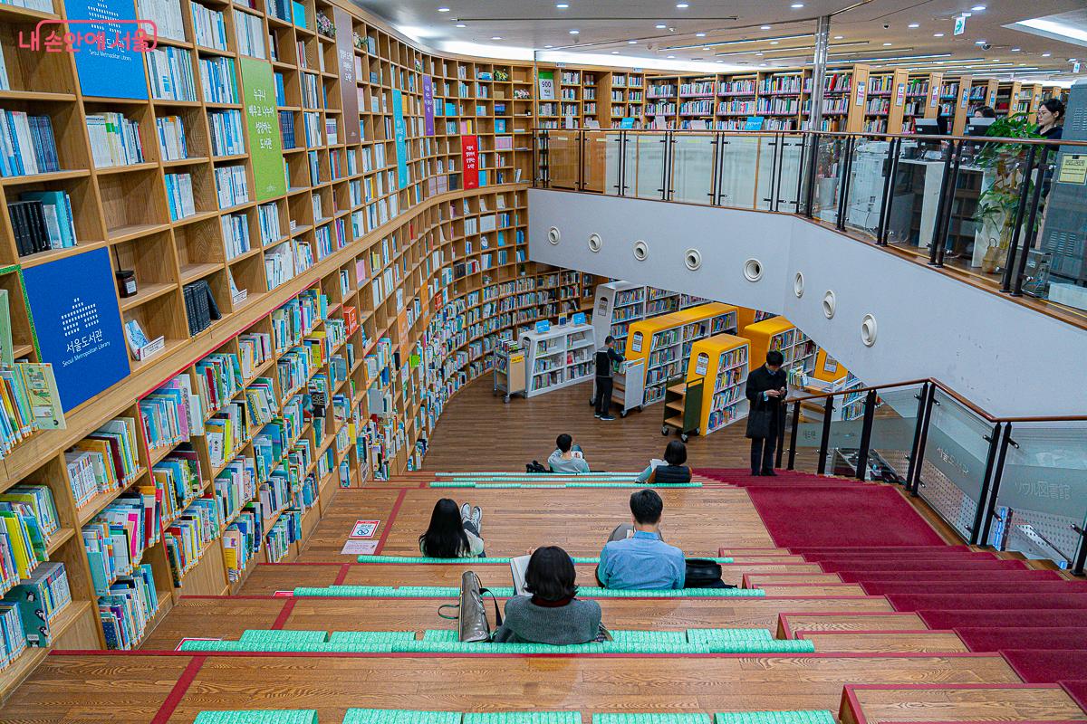 점심시간에 책을 읽고 있는 서울 시민을 만나볼 수 있다. &copy;김지연
