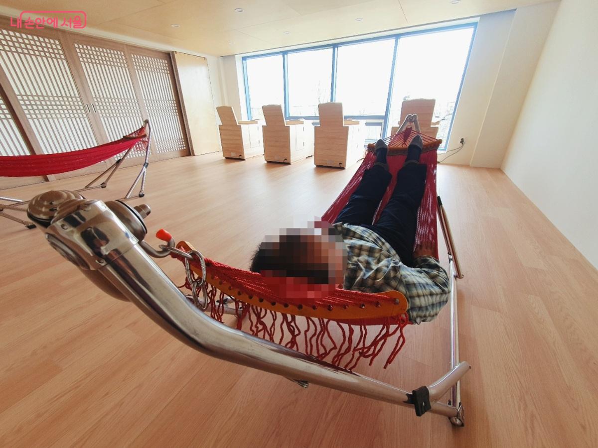 실내 프로그램실에 해먹이 설치돼 있다. &copy;김병규