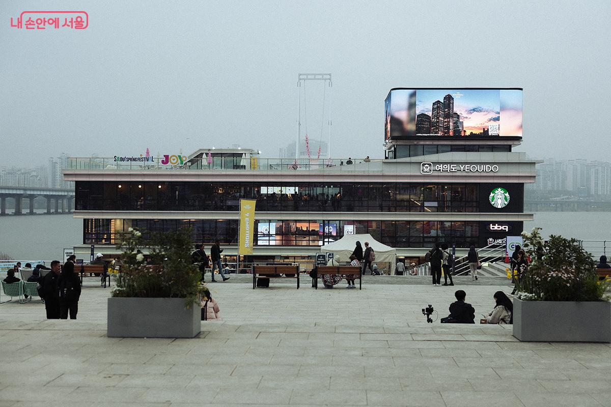 치킨, 한강라면, 카페, 서울굿즈숍 등이 있는 한강버스 선착장은 어느덧 인기 관광 명소로 자리잡았다. ©김아름