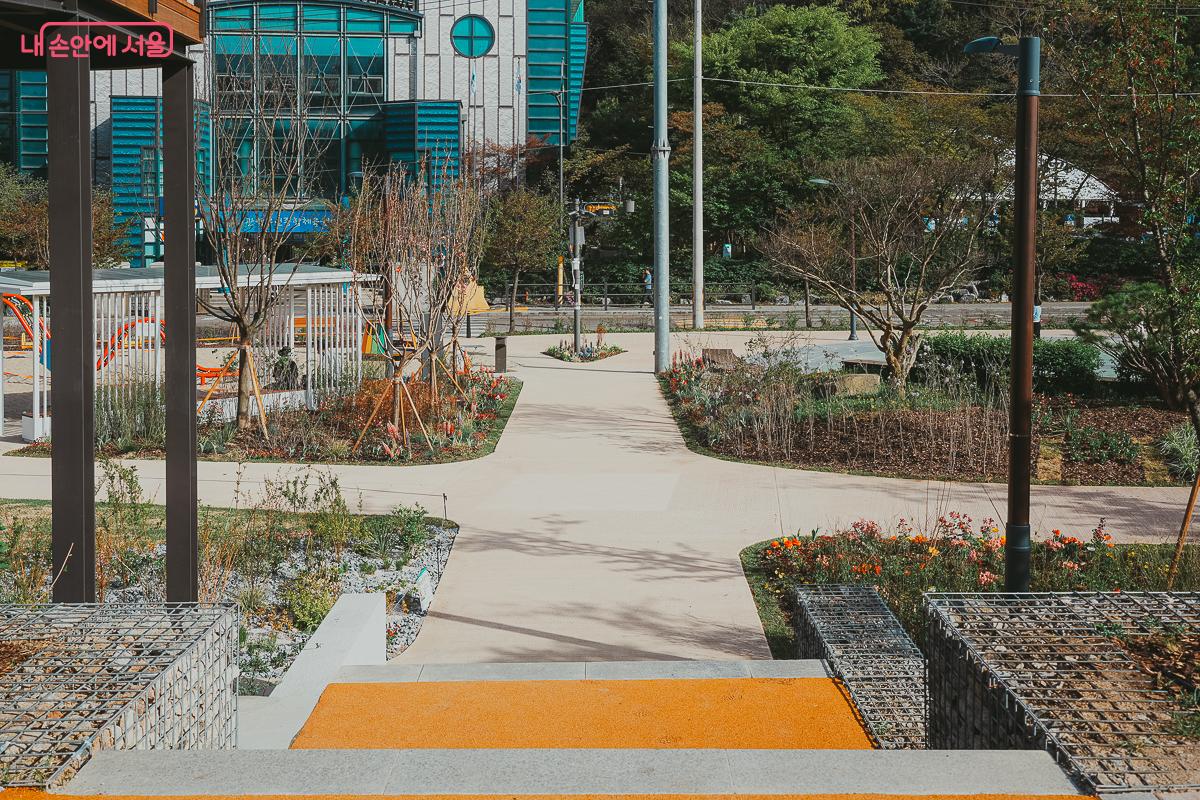 보행 약자의 편의를 고려해 정원 전 구역을 평탄하게 다듬은 산책로 교차 지점 &copy;김성무