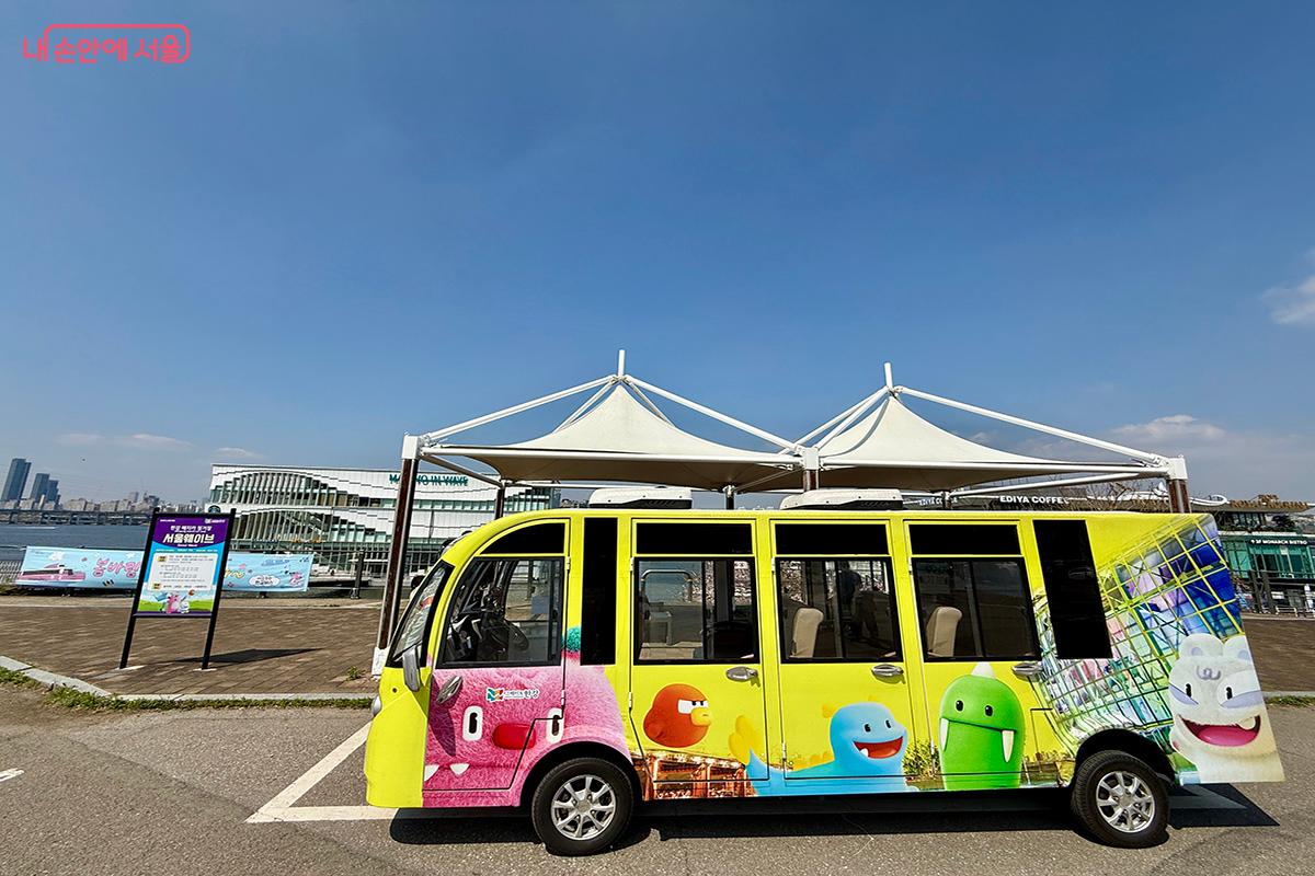 잠원 순환관람차 운행 구간인 서울웨이브 앞에 정차 중인 한강 해치카 &copy;김미정