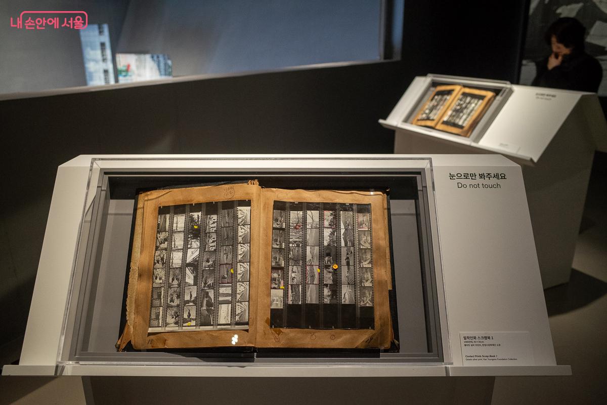 과거의 생생한 기록을 담고 있는 1960년대 밀착인화 스크랩북 &copy;이란