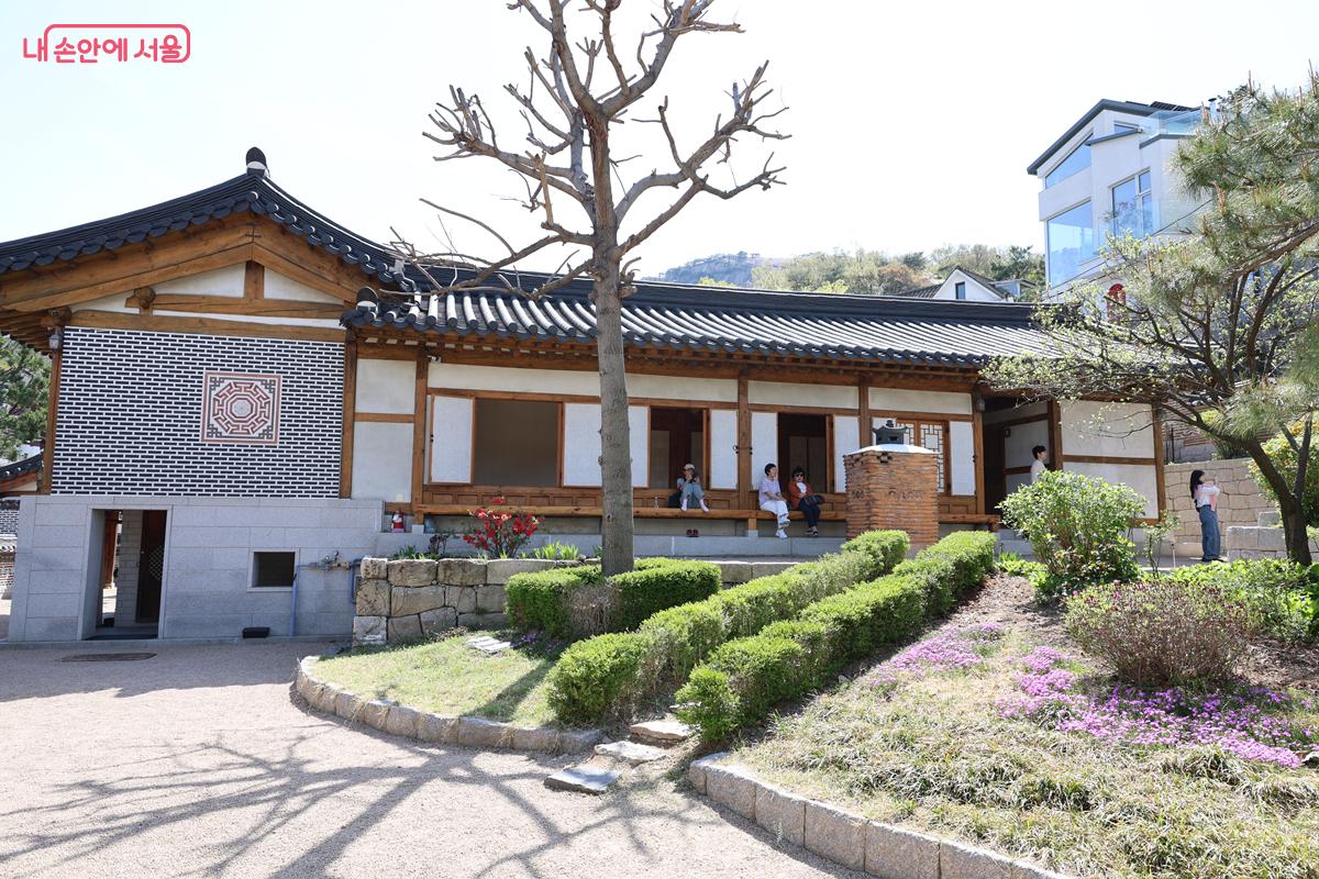 아기자기하게 잘 꾸며진 '무계원'의 안마당 풍경 &copy;박우영