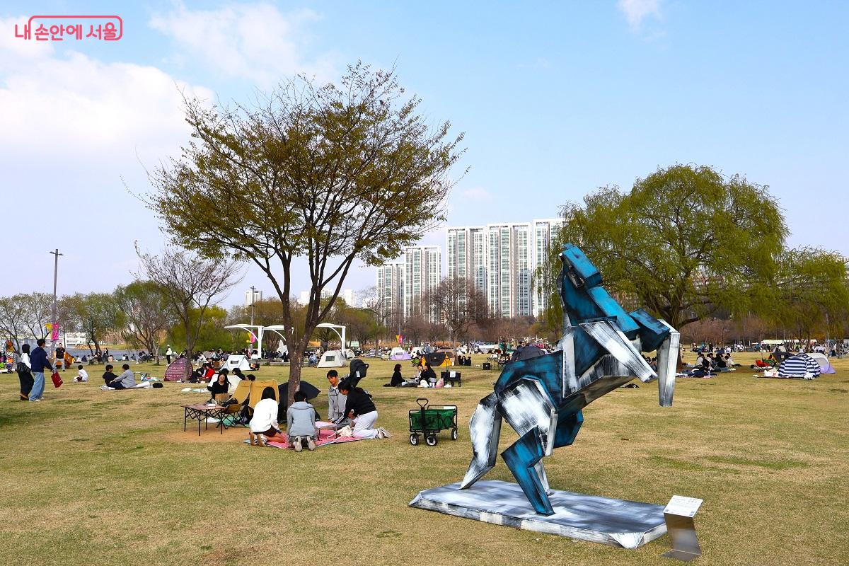 2026 한강공원 조각작품 순환전시 <한강, 색을 입다>가 한강공원 9곳에서 열린다. &copy;이봉덕