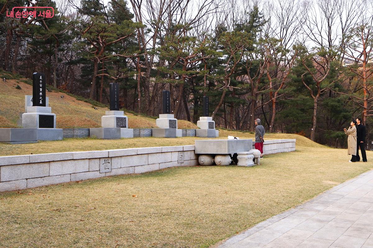 이봉창&middot;윤봉길&middot;안중근 가묘 등 독립운동가 묘비가 나란히 자리한 삼의사 묘역 &copy;김대진