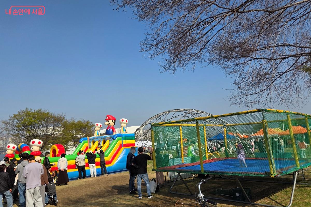 볼풀장, 에어바운스 등 어린이를 위한 놀이기구도 준비됐다. &copy;김미선