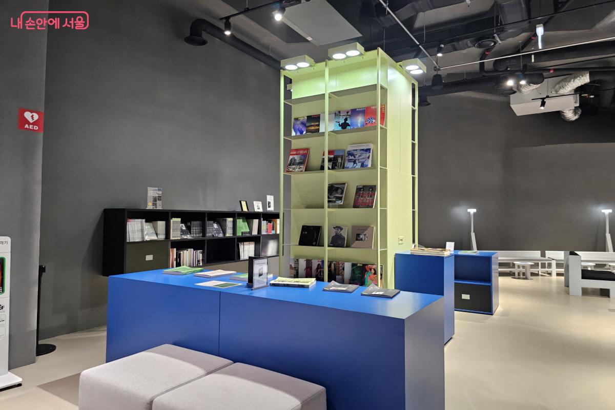 감각적인 포토복카페내부의 모습, 새로운 사진전도 새롭게 개최된다 ⓒ염지연