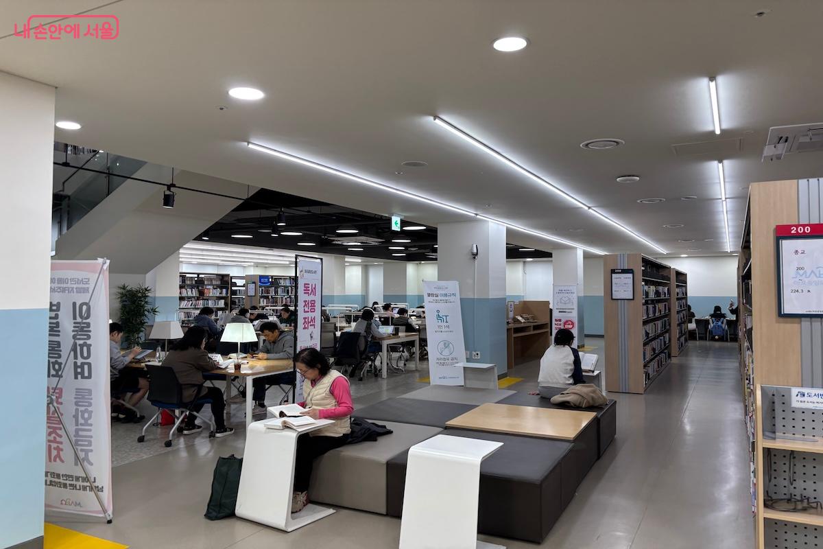 마포중앙도서관 3층 자료실에는 다양한 좌석이 마련되어 있다. &copy;이혜원