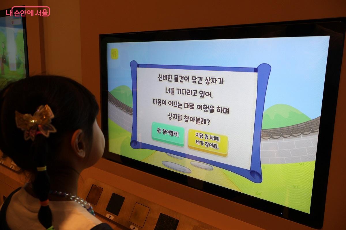 아이들이 디지털 화면을 터치하며 과거의 역사와 소통하고 있다. &copy;김대진