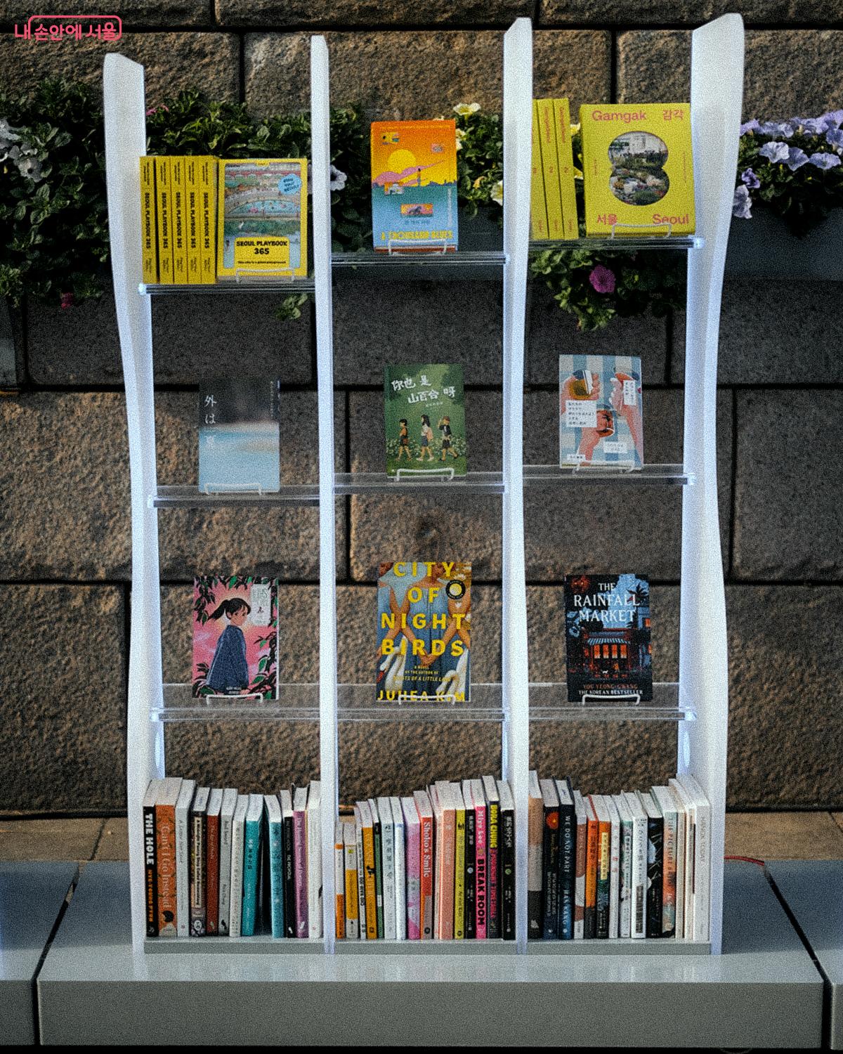물결서가에는 다양한 언어로 쓰인 책이 비치되어 있다. 외국인 관광객들이 자신의 언어로 쓰인 책을 발견하며 즐거워하기도 했다. &copy;김아름