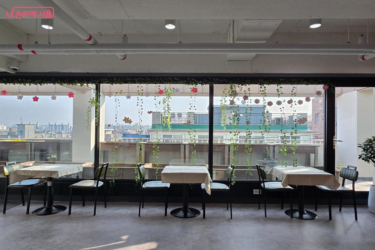 유리창을 통해 햇빛이 넉넉히 들어오는 '마음이음 ' 공간 ©강사랑