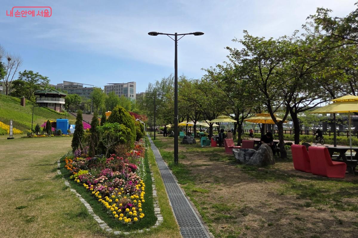 정원과 벤치, 야외 테이블 등의 휴게 시설이 설치되어 있다. &copy;김미선