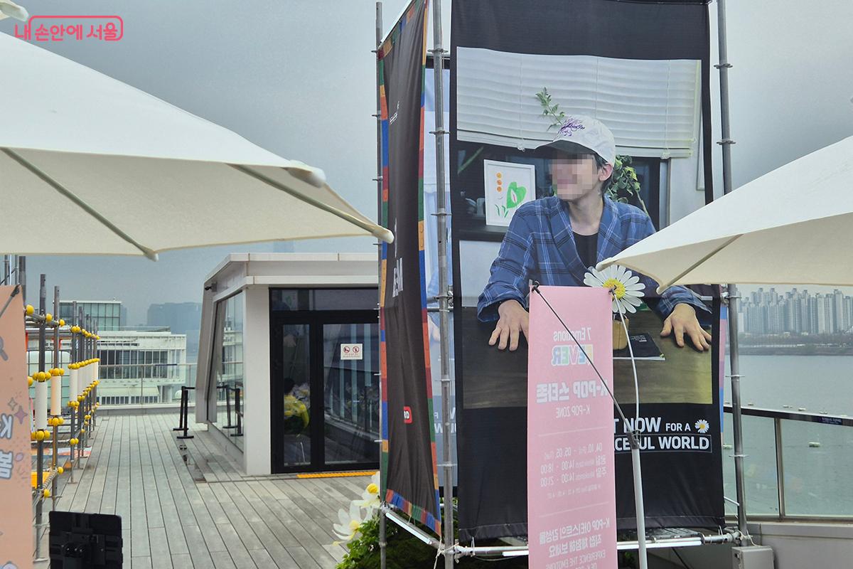 대형 k-pop 스타 브로마이드와 악세사리로 외국인 관광객들의 눈길을 사로잡았다.