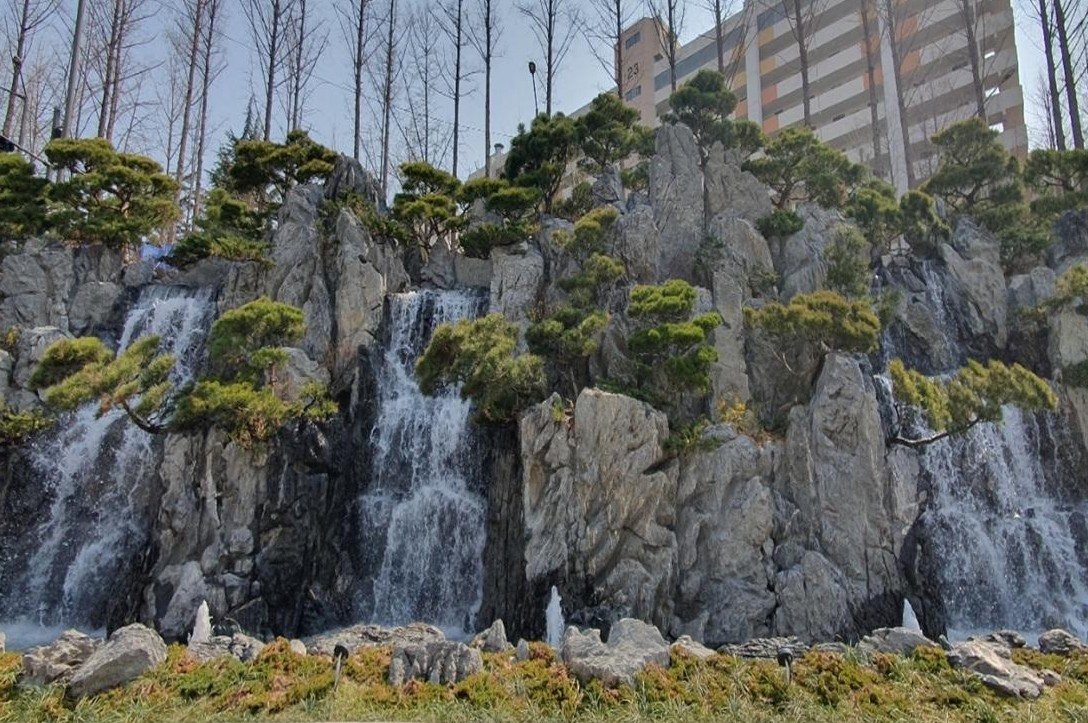 한 폭의 동양화를 옮겨 놓은 듯! 새로운 수변 명소 '월드컵천 경관폭포'