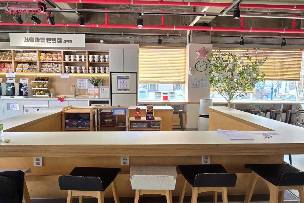 이용자의 편의를 고려한 다양한 스타일의 좌석이 마련되어 있다. &copy;강사랑